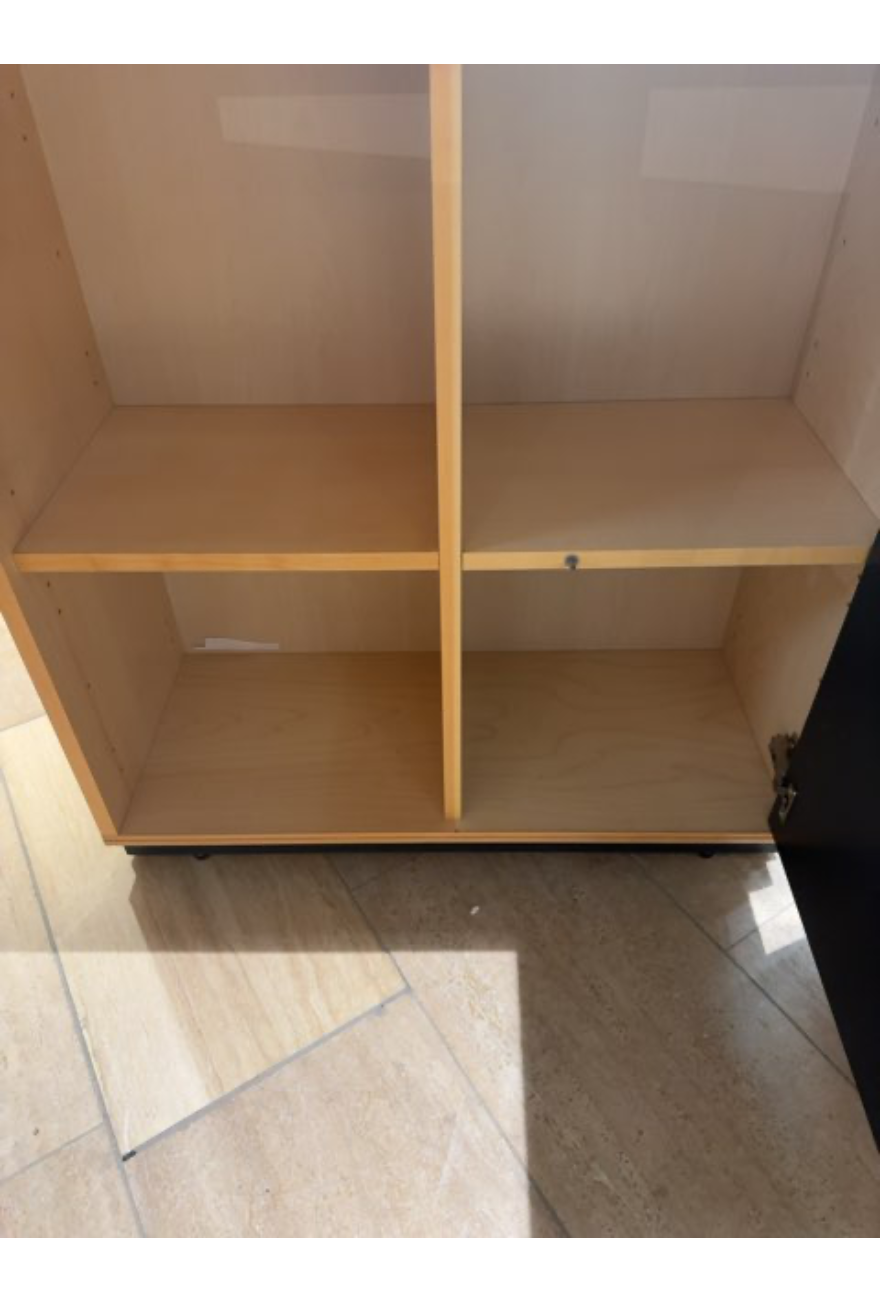 Kommode i stilrent design med grå låge i v. Side